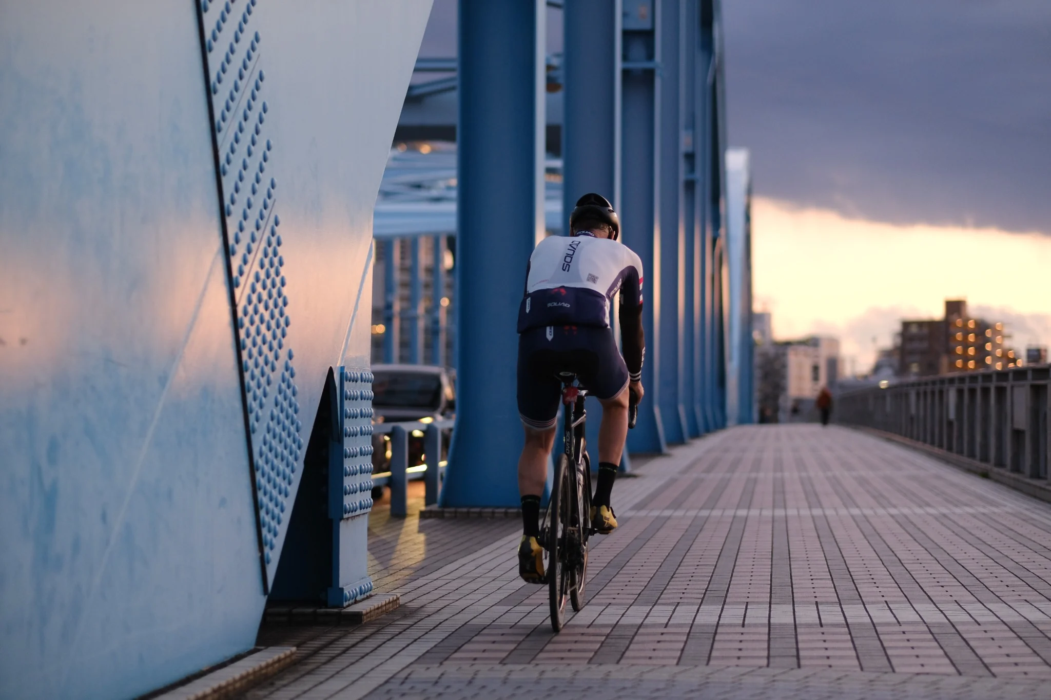 Cycliste SQUAD sur un pont au Japon